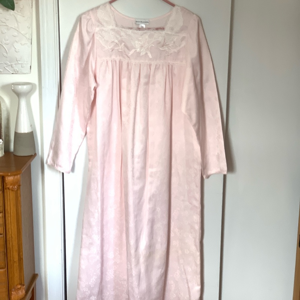 Miss Elaine,Delicate Nightgown never worn, long sleeve pink, SZ see ⬇️ S-M